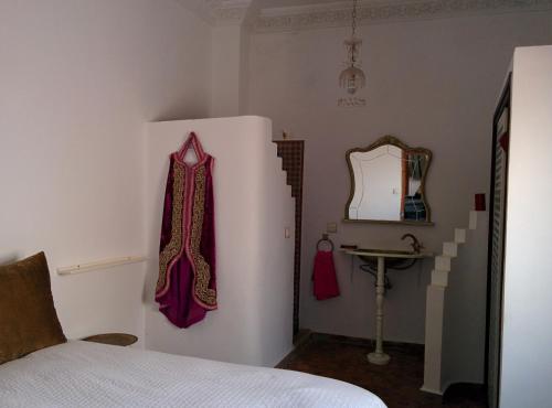Una cama o camas en una habitación de Riad Tetuanía