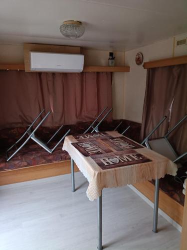 a table with a sign on it in a room at mobilhome Catalan in Néfiach