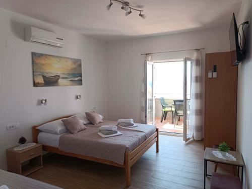 una camera da letto con un letto e vista sull'oceano di Apartments NONO a Senj