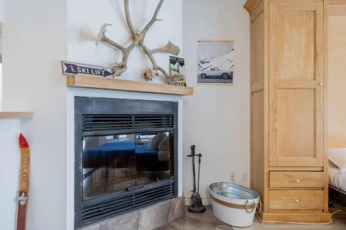 a fireplace in a living room with a blue blanket at Le loft du Hameau in Stoneham