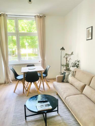 Schönbrunn Family Retreat Spacious 3BR Apartment 6-7 Sleeps - Steps to Metro & Park