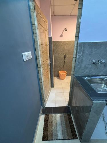 a bathroom with a sink and a shower at Indigo Inn in Malhour