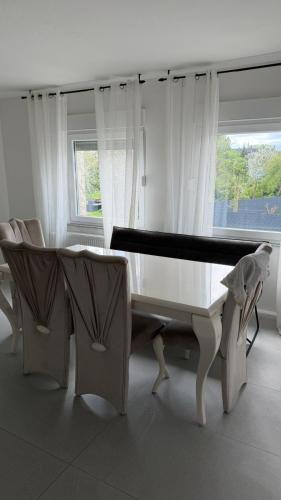 a white room with a table and chairs and a window at WorkHome A2 zu 6 in Lünen
