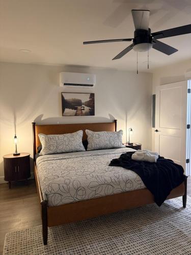 a bedroom with a bed with a ceiling fan at Doc Hollywood in Stanton