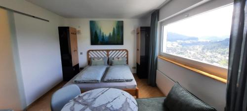 a small room with a bed and a window at Schwarzwaldstübchen "Altas Montañas" mit Schwimmbad in Baiersbronn