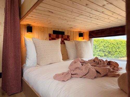 a bed with a stuffed animal on top of it at CRASH'NSTAY - Moppie Avenue in Hooge Vaart