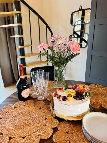 a table with a cake and a bottle of wine at Słoneczny Stok in Małastów