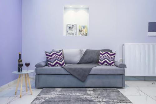 Modern fully-equipped house, 5 min walk from metro