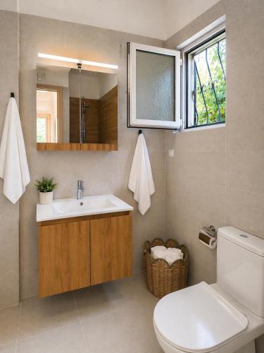 Bloom in the City- Cozy Apartment with Private Garden