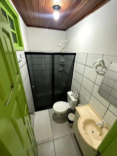 ein Badezimmer mit Toilette und Waschbecken in der Unterkunft Morro da Saudade in Cayru