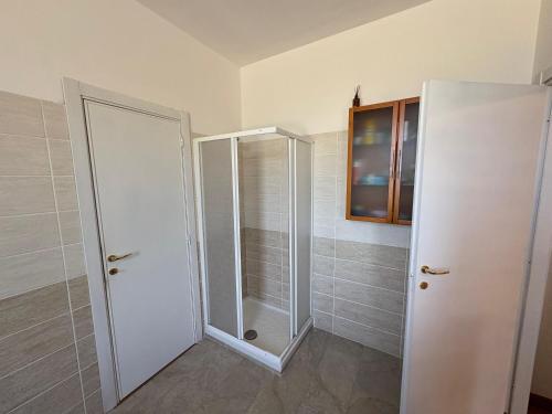 a bathroom with a shower and a mirror at Casa Yoga 2 Rilassati in una oasi di pace immersa nella natura a soli 60 minuti da Roma in Bassano Romano