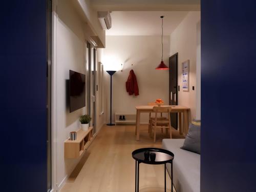 Chic & Cozy Athenian Studio with Balcony