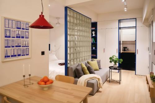Chic & Cozy Athenian Studio with Balcony