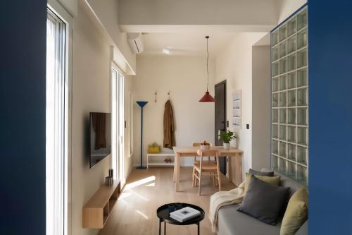 Chic & Cozy Athenian Studio with Balcony
