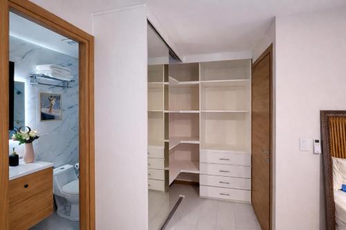 a bathroom with a walk in closet and a toilet at Apartamento con vistas, balcón, gym y parking in Tegucigalpa