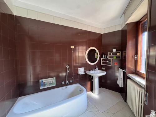a bathroom with a tub and a sink at Villa Francesca BeB in Grumello del Monte