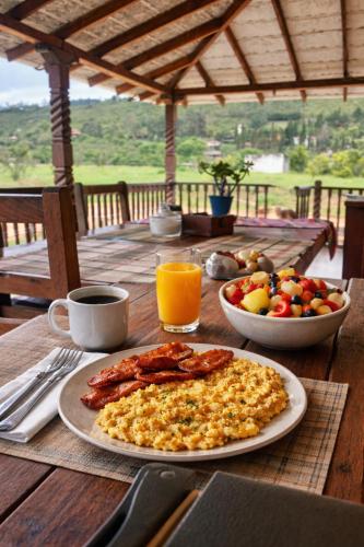 a table with a plate of food and a bowl of fruit at Looking Samaipata Habitación Doble in Samaipata
