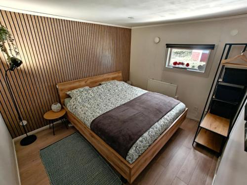 a small bedroom with a bed and a window at Familjenest in Bollnäs