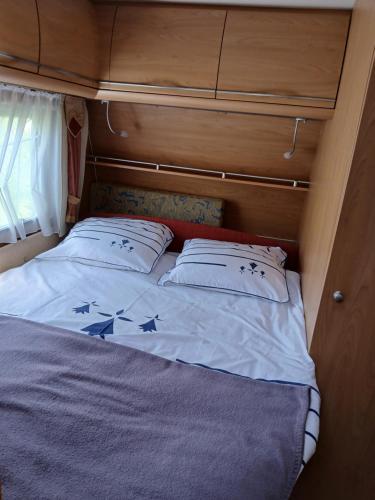 a bed in the back of an rv at La Ventana - Jardin & Parking in Étretat