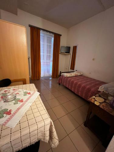 a hotel room with two beds and a television at Giada in Iragna
