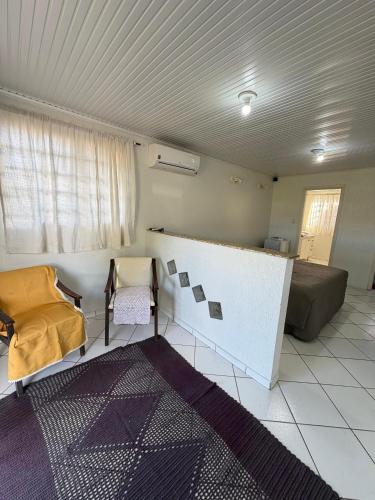 a living room with a couch and a table and chairs at Repouso Tranquilo in Assis