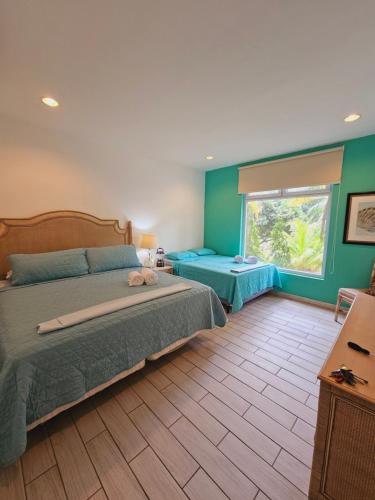 a bedroom with a large bed and a window at Apartamento Arrecife in Tela