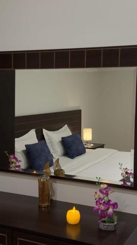 a mirror reflection of a bed in a bedroom at شقق لافينا للوحدات السكنية - المخدومة - اقتصادي in Hail