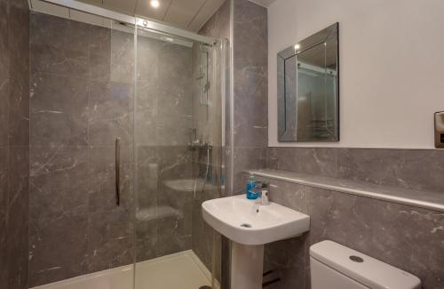 a bathroom with a sink and a shower and a toilet at Oyster Inn Connel in Oban
