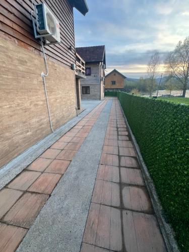 a walkway next to a building with a basketball hoop at Apartmani Fenix 29 in Ljubovija