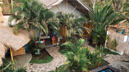 Luftaufnahme eines Hauses mit Palmen in der Unterkunft Gili Matiki, Resort & Private Villa in Gili Air