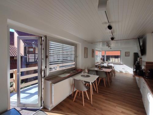 a kitchen and dining room with tables and chairs at Gästezimmer alte Schneiderei in Duderstadt