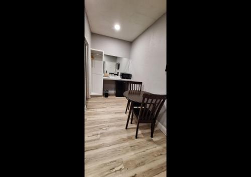 a kitchen and dining room with a table and chairs at Rainbow Motel in Summit