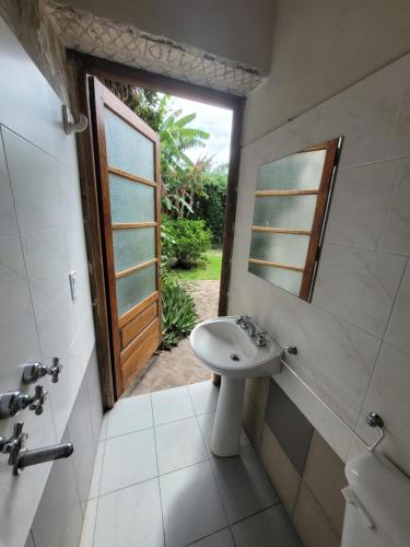 a bathroom with a sink and a mirror at Tranquilidad en Bragado in Bragado