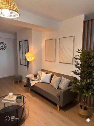 a living room with a couch and a table at Dulces Sueños Amistad in Valencia