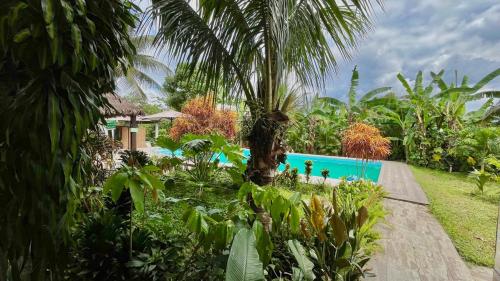 a group of people standing by a swimming pool at Hotel Puerto Selva in Villa Tunari