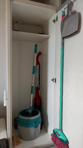 two shovels and a pot in a closet at Apê com vista pro Vale dos Vinhedos in Bento Gonçalves