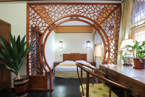 Кровать или кровати в номере Beijing Jingyuan Courtyard Hotel