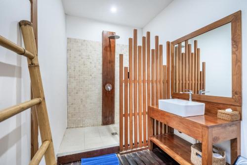 a bathroom with a sink and a mirror at Orora Bungalows Batu Bolong Canggu in Canggu