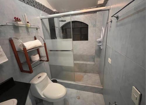 a bathroom with a shower and a white toilet at HABITACION MODERNA CON PARQUEO y WIFI in Ambato