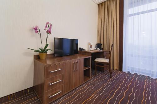 TV a/nebo společenská místnost v ubytování Abri Hotel