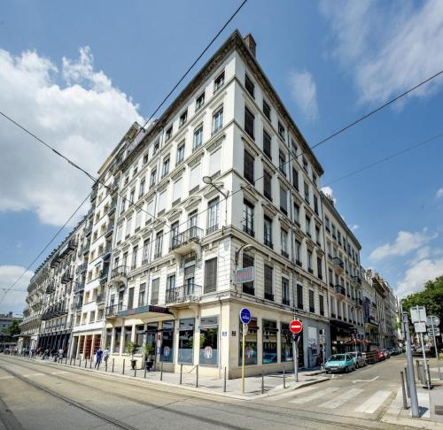 リヨンにあるHotelo Lyon Charitéの街の通りにある大きな白い建物