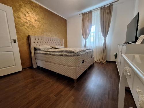 ein Schlafzimmer mit einem Bett und einem Fenster in der Unterkunft Duplex Confort Hd in Hunedoara