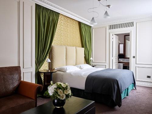 Un pat sau paturi într-o cameră la La Tremoille Paris