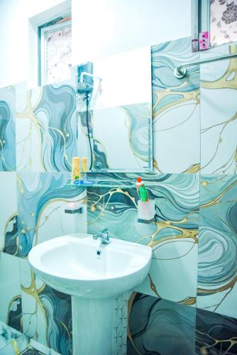 a bathroom with a sink and a mirror at Misty Peaks Villa in Haldummulla