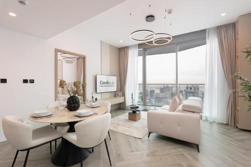 Luxury 1BR, Canal & Skyline Views, Peninsula 3