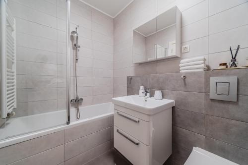 Meandar Zagreb Apt w/ Garage & Terrace - Happy Rentals