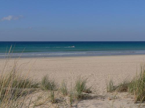 サアラ・デ・ロス・アトゥネスにあるApartamento Atlanterra Solの海を背景に広がる砂浜