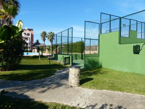 Tennis- og/eller squashfaciliteter på Apartamento Atlanterra Sol eller i nærheden