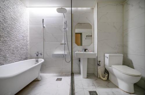 a bathroom with a tub and a toilet and a sink at 호텔벨르 in Pyeongtaek