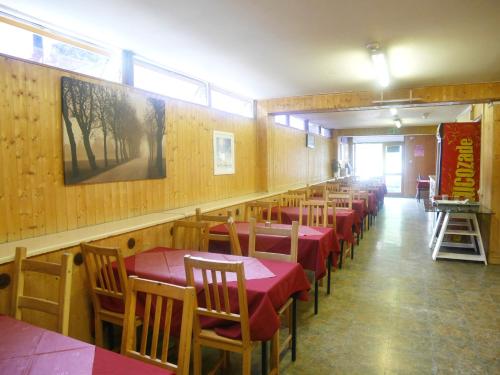 una fila de mesas y sillas en un restaurante en Kensal Green Backpackers 2, en Londres